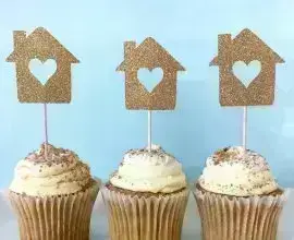 Imagem de cupcakes decorativos para um chá de casa nova.