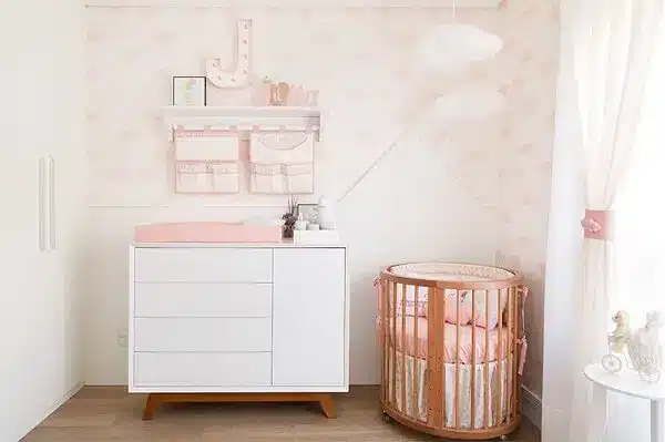 Decoração de quarto simples de bebê em tons rosa e branco. Projeto de Bianchi & Lima Arquitetura