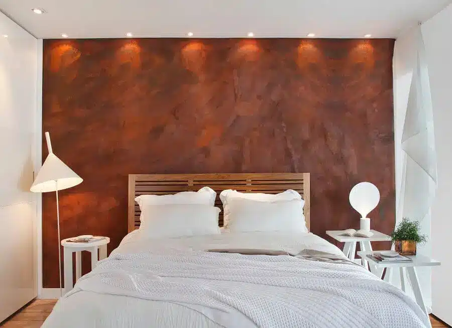 Decoração simples para quarto de casal com tinta aço corten