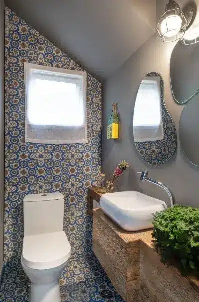 Parede cinza: Lavabo com revestimento estampado em parede e piso, bancada de madeira – Projeto: Beatriz Quinelato | Foto: Adriano Escanhuela/CASACOR