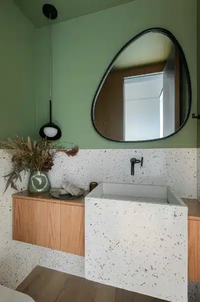 Arquiteto transforma lavabo pequeno em um espaço mais prático.