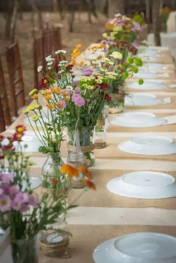 Decoração simples bodas de pérola com vasinhos de flores – Foto: Blog da Tetê