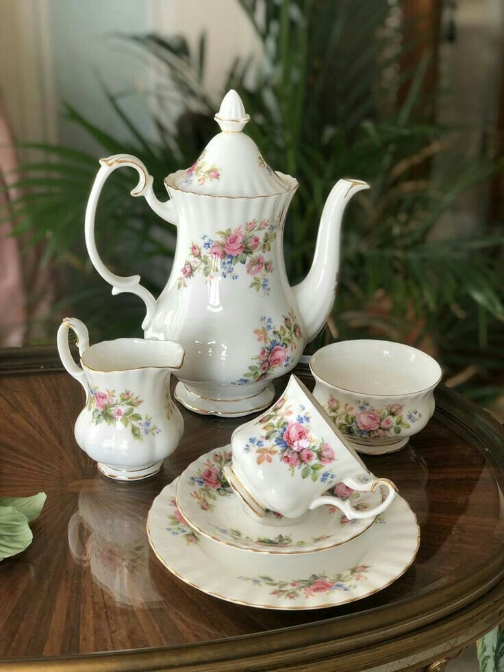 Conjunto de porcelana com flores